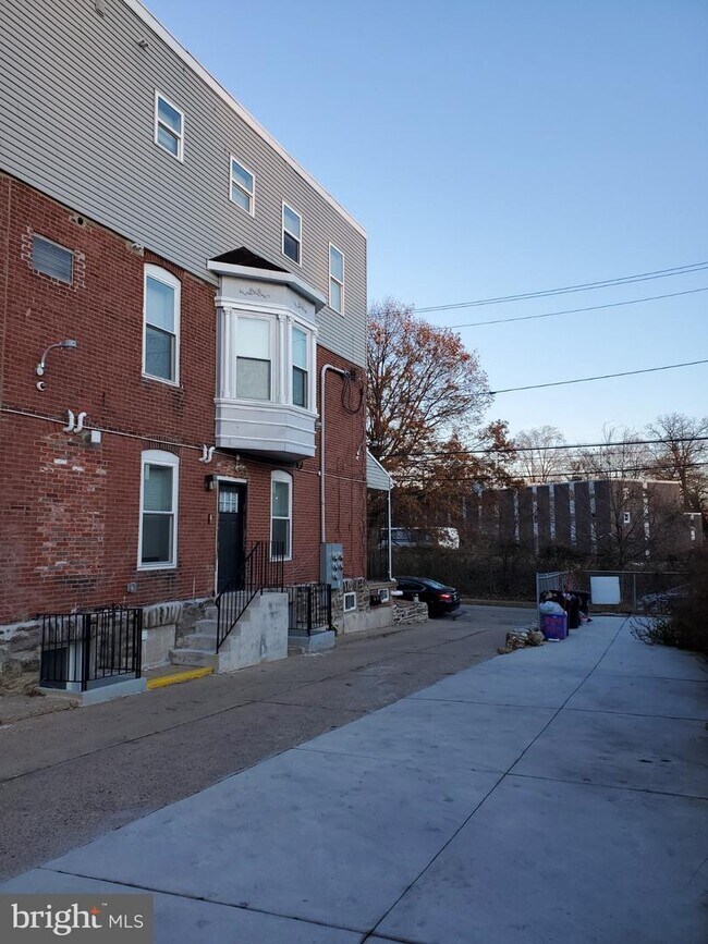 Building Photo - 859 Church Ln