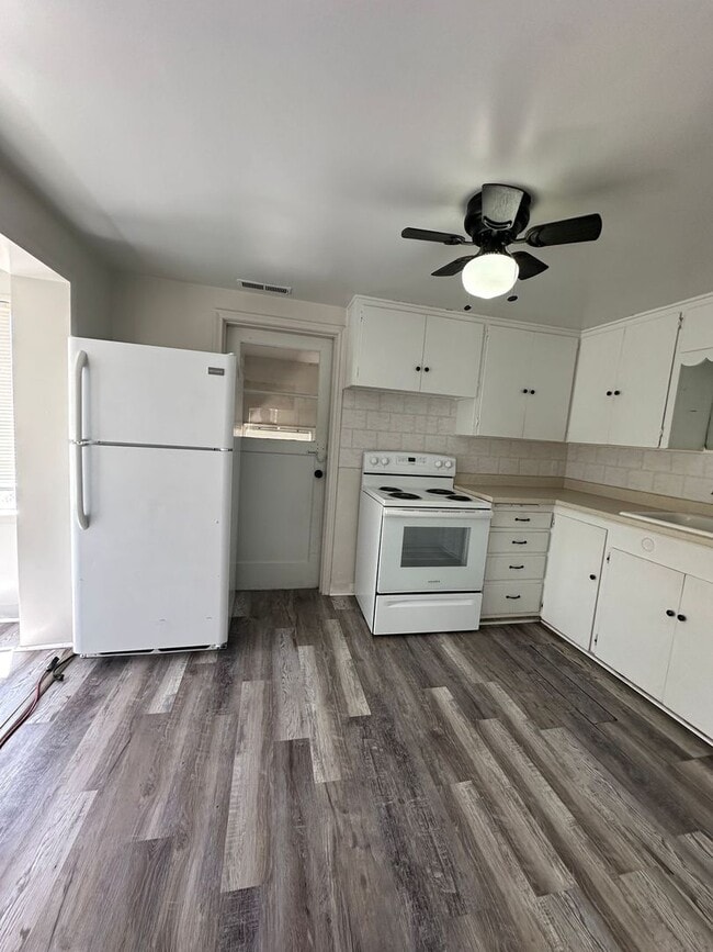 Building Photo - Charming Upstairs apartment