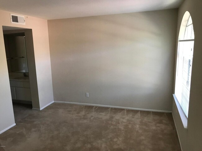 Foto del edificio - Nice Oak Park Corner Unit Townhome Which I...