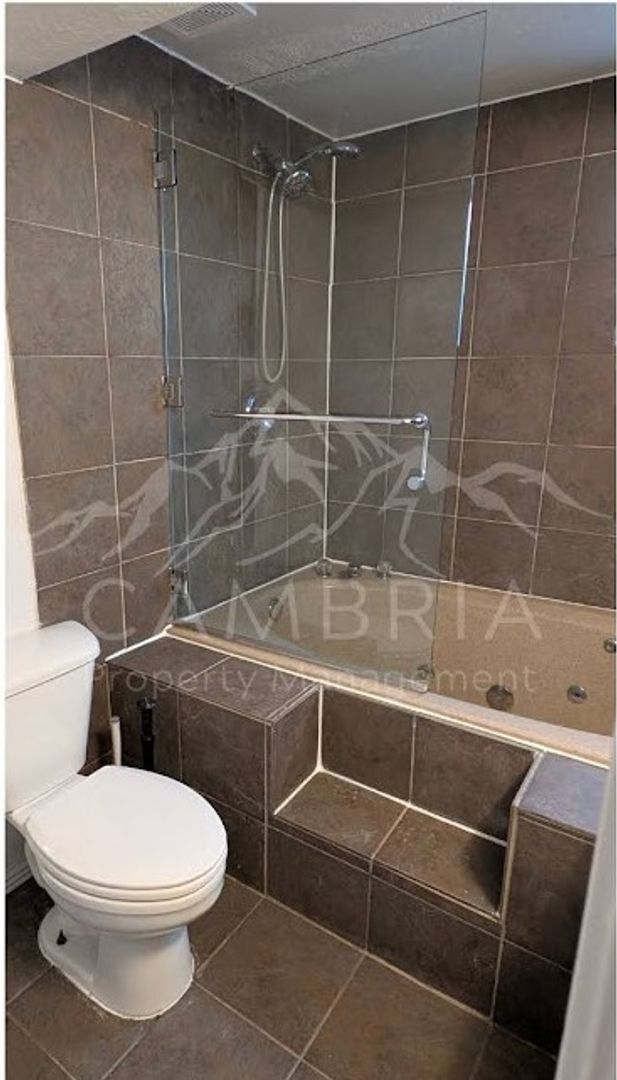 Foto del edificio - Charming Basement Unit with Separate Entrance