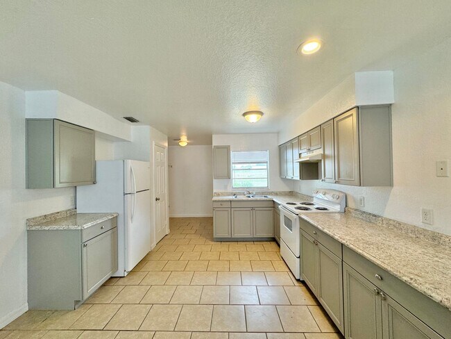 Building Photo - 2542 Elm Ave