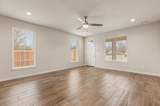 Foto del edificio - 321 W Commercial St