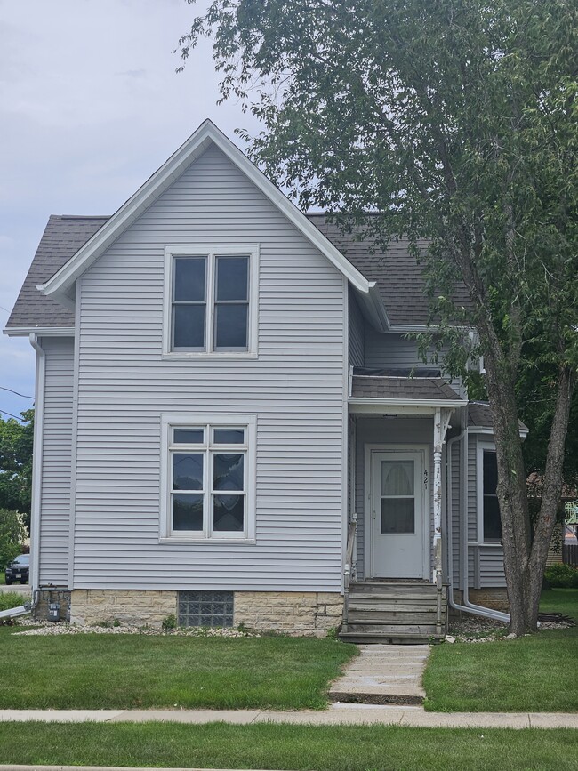 Building Photo - 421 N Greenfield Ave