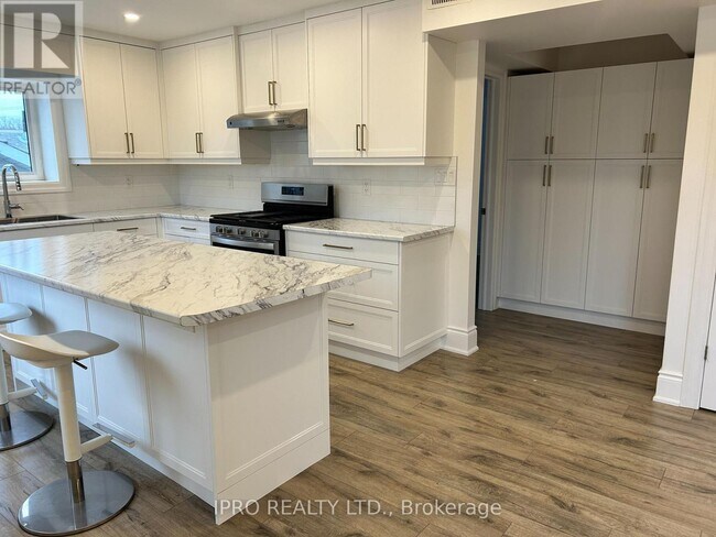 Photo du bâtiment - 1661-1661 Lakeshore Rd W