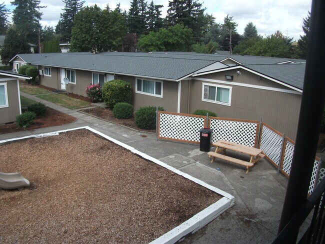 Pic Nic area - 820 SE 190th Ave