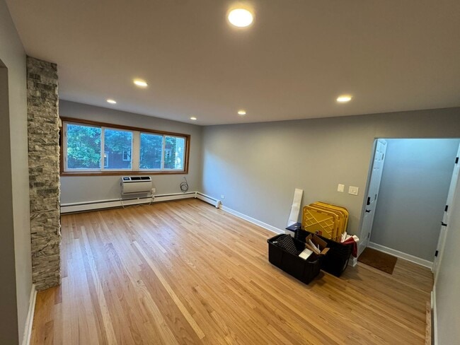 Building Photo - 1647 W Rascher Ave