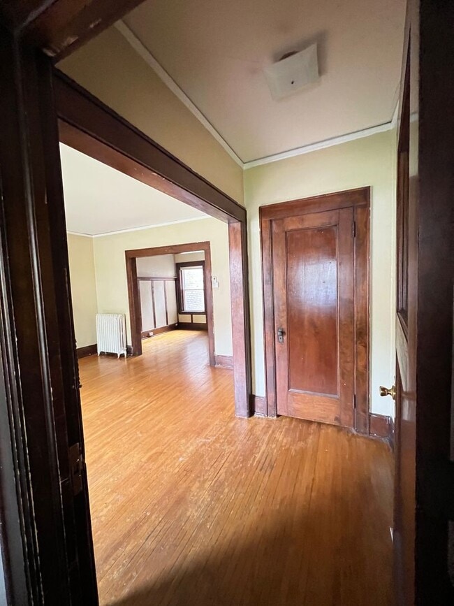 Foto del edificio - AVAILABLE JUNE - 4 Bed 1 Bath Townhome