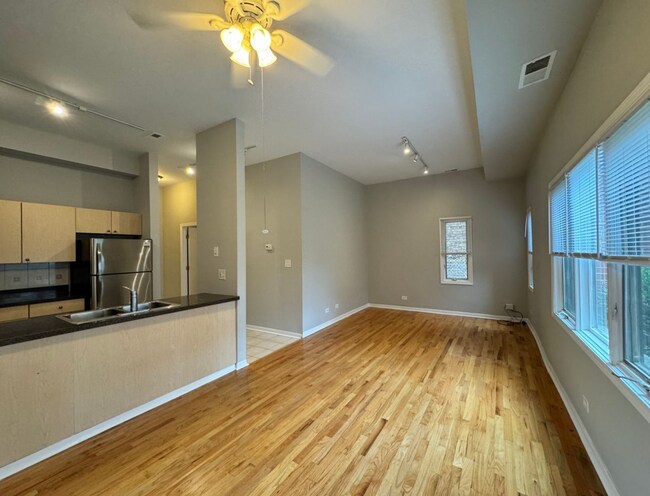 Building Photo - 4955 N Damen Ave