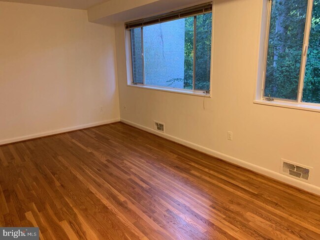 Foto del edificio - 10508 Montrose Ave