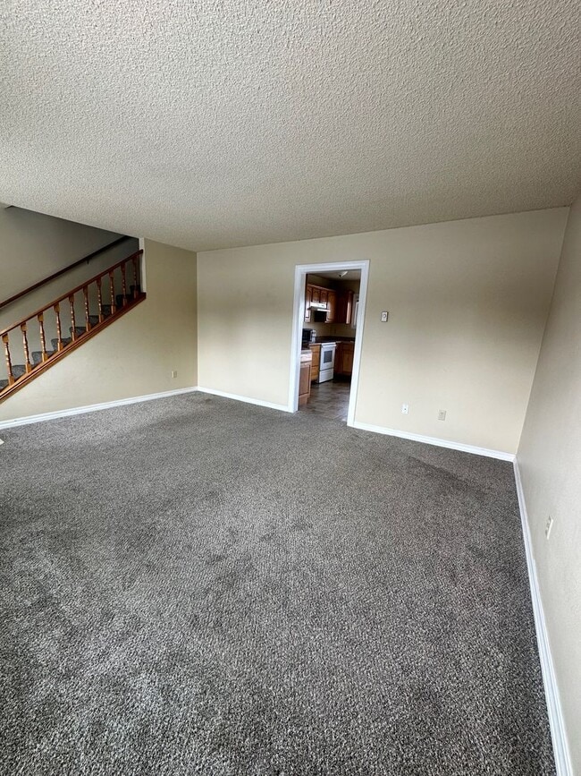 Building Photo - 4 Bedroom Condo near campus