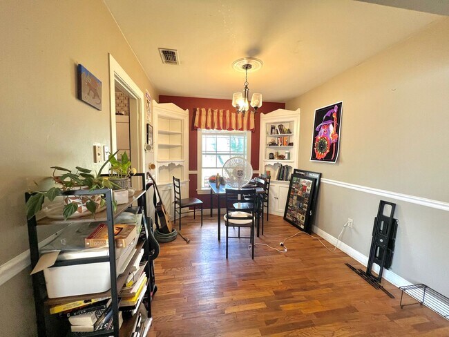 Building Photo - Adorable 2/1 Near Texas Tech!