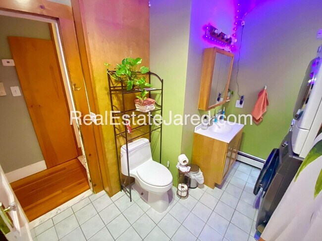 Foto del edificio - $500 rebate promo!  Cat-Negotiable Apt Near NEU with Laundry in Unit!  Tons of Sunlight