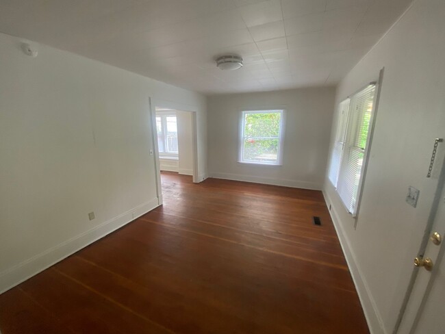 Building Photo - 1647 Villard St
