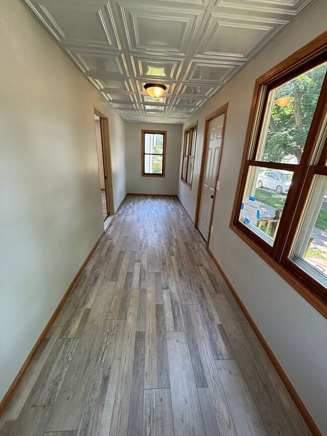Foto del edificio - Fully Remodeled 3 Bed/1 Bath Home with Fenced Yard and 2-Car Garage!