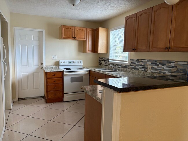 Foto del edificio - home for rent in South St. Pete