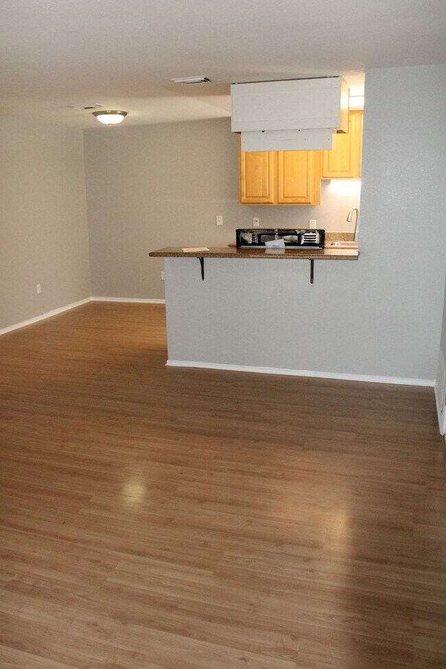 Building Photo - **PENDING** 3 Bedroom, 2 Bathroom Upstairs...