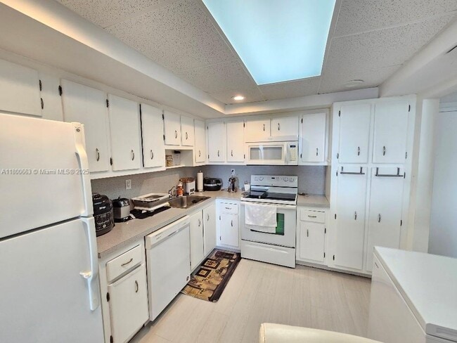Building Photo - 18031 Biscayne Blvd