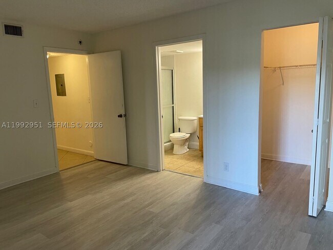 Foto del edificio - 7670 Westwood Dr