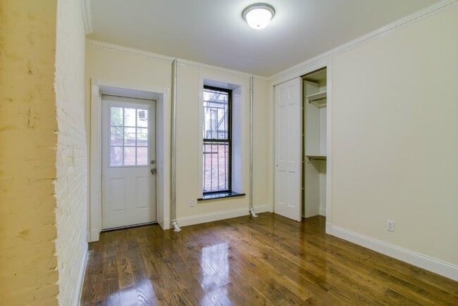 Building Photo - 635 E 6th St