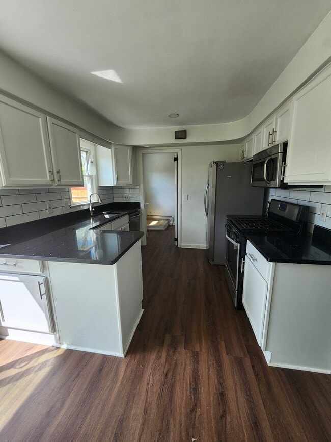 Building Photo - Beautifully Updated 3 Bedroom Home in Parma Heights