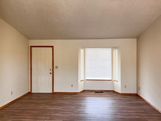 Building Photo - 3Bd/2Ba Single Story House - Available to ...