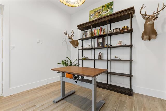 Foto del edificio - 9847 Mixon Dr