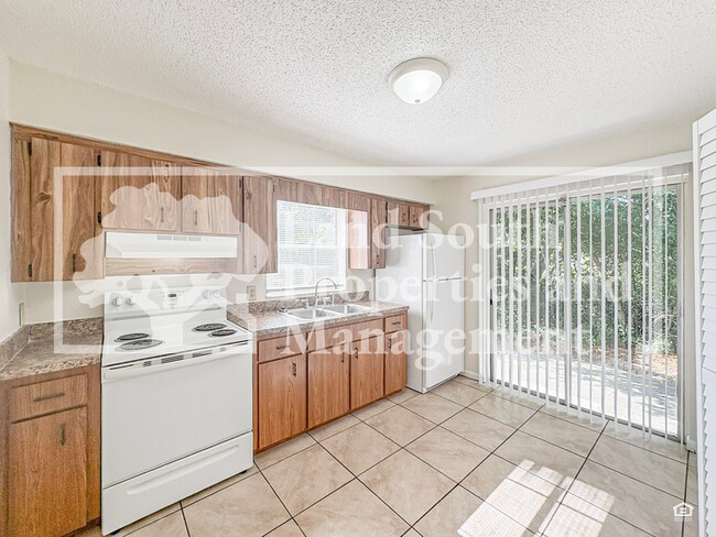 Foto del edificio - 5847 Charlton Dr