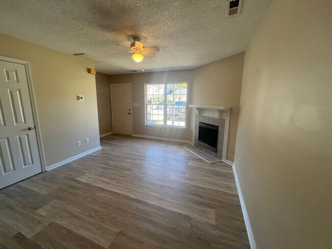 Foto del edificio - Beautiful 2 bedroom 2.5 bath town house located off Piney Green Road