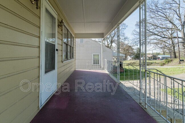 Building Photo - 809 9th St