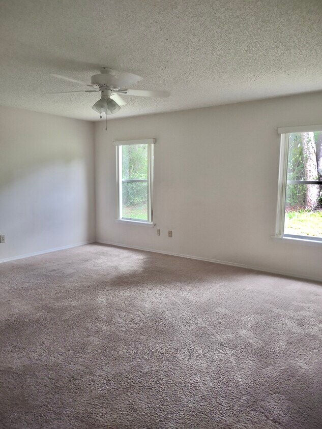 Foto principal - 1055 E Wisconsin Ave