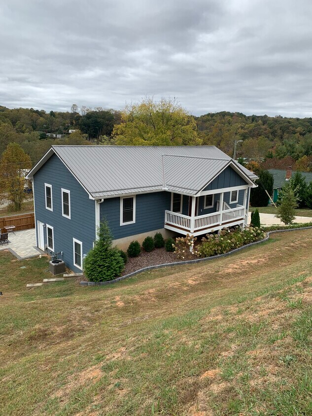 Foto principal - 207 Riverside View Dr