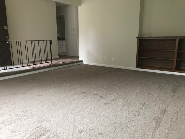 Foto del edificio - Home adjacent to park with new paint and n...