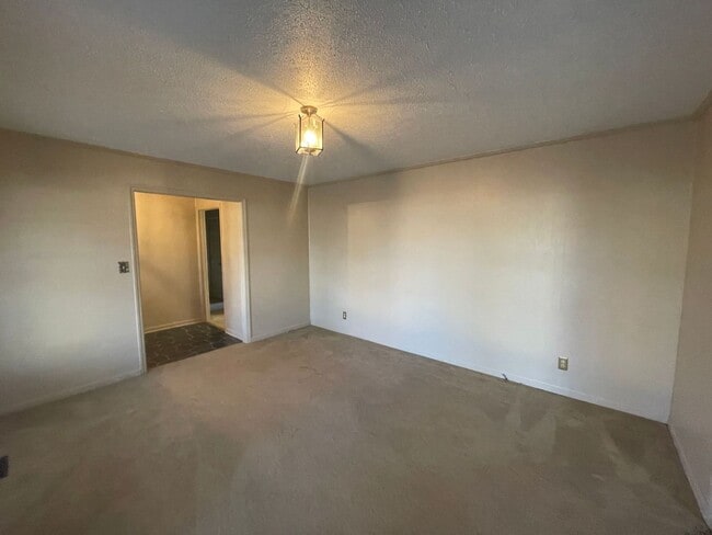 Foto del edificio - 3 bedroom 2 bathroom  house available now!  Bonus Room!