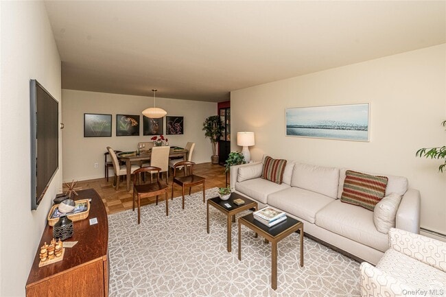 Building Photo - 11 Commodore Ln