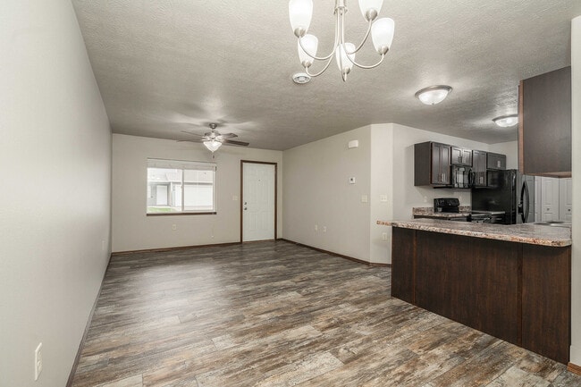 Foto del edificio - Beal Townhomes