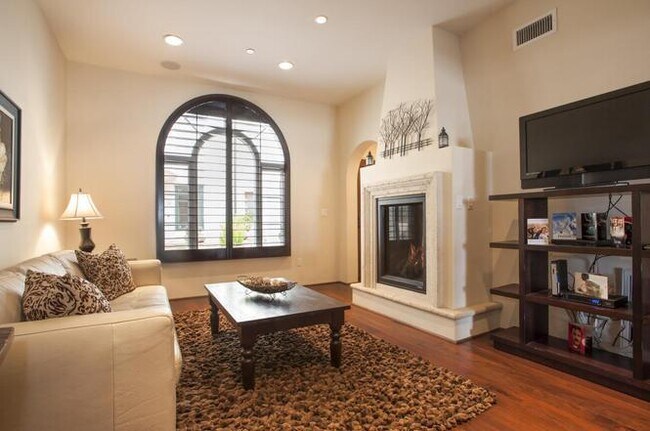 Foto del edificio - Downtown Luxury 1 BDRM w/ One Car Garage!