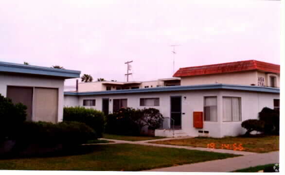 Primary Photo - 5038-5044 Narragansett Ave