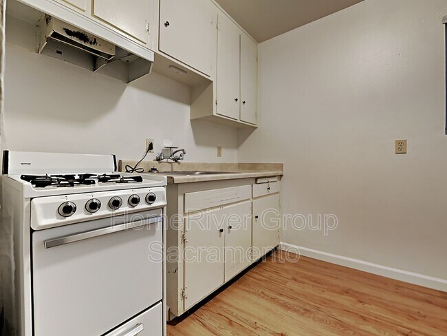 Building Photo - 423 5th St