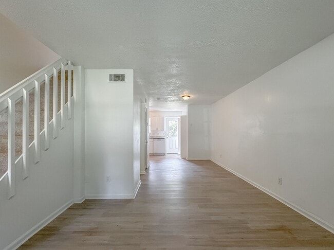 Building Photo - 3725 Aksarben Dr