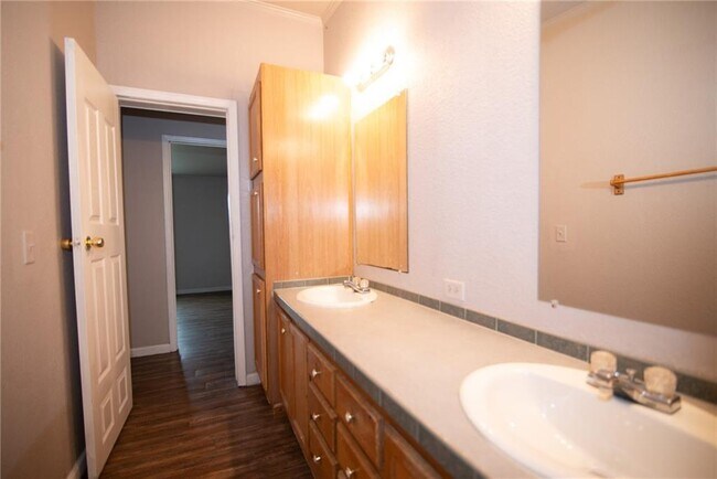 Building Photo - 2109 Pershing Dr