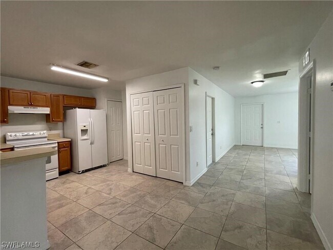 Building Photo - 4610 Golfview Blvd