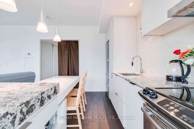 Building Photo - 8 Scollard St