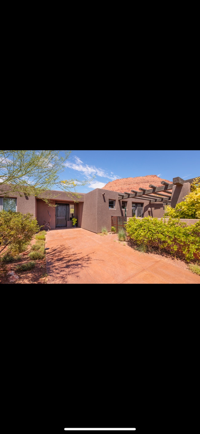 Building Photo - 384 W Brittlebush Way