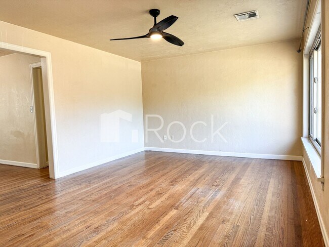 Foto del edificio - 2 Bedrooms plus Bonus Room near Mayfair Area in NW OKC