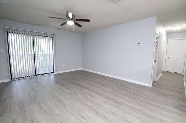 Building Photo - 2nd-Floor 2BR/2BA with Washer/Dryer Hookup...
