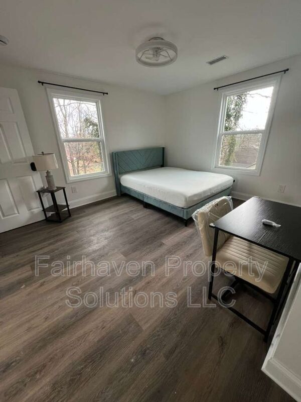 Building Photo - 2827 E 5th Ave