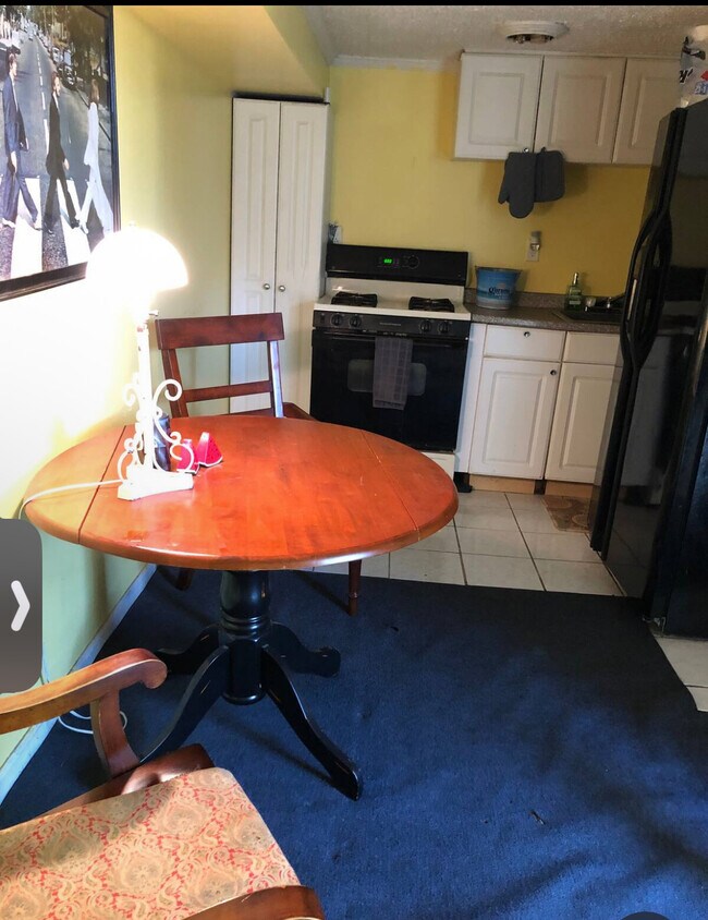 Eat in kitchen/dinnig area - 278 Drummond Ave