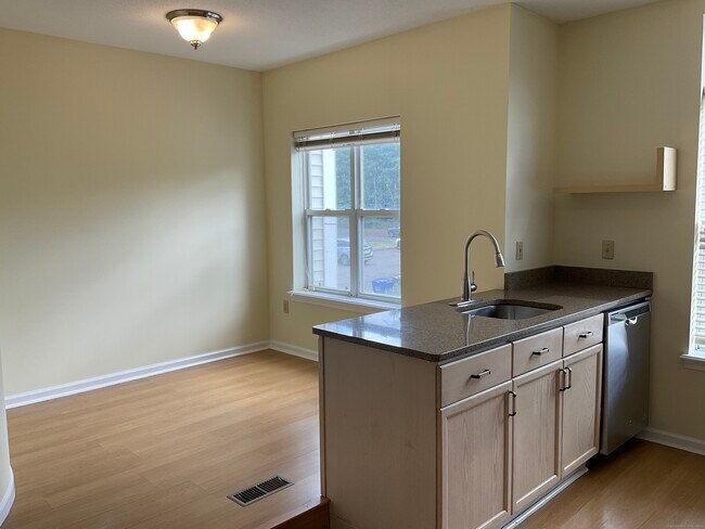 Foto del edificio - 565 Newfield St