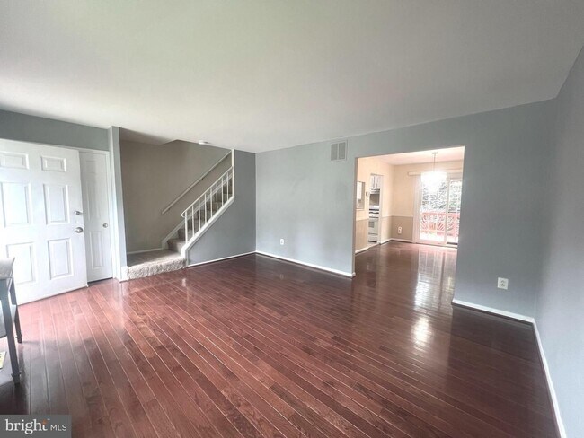 Building Photo - Beautiful 3 bedroom 2.5 bath townhouse in ...