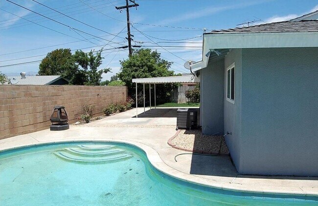 Building Photo - 1492 Rosehill Dr